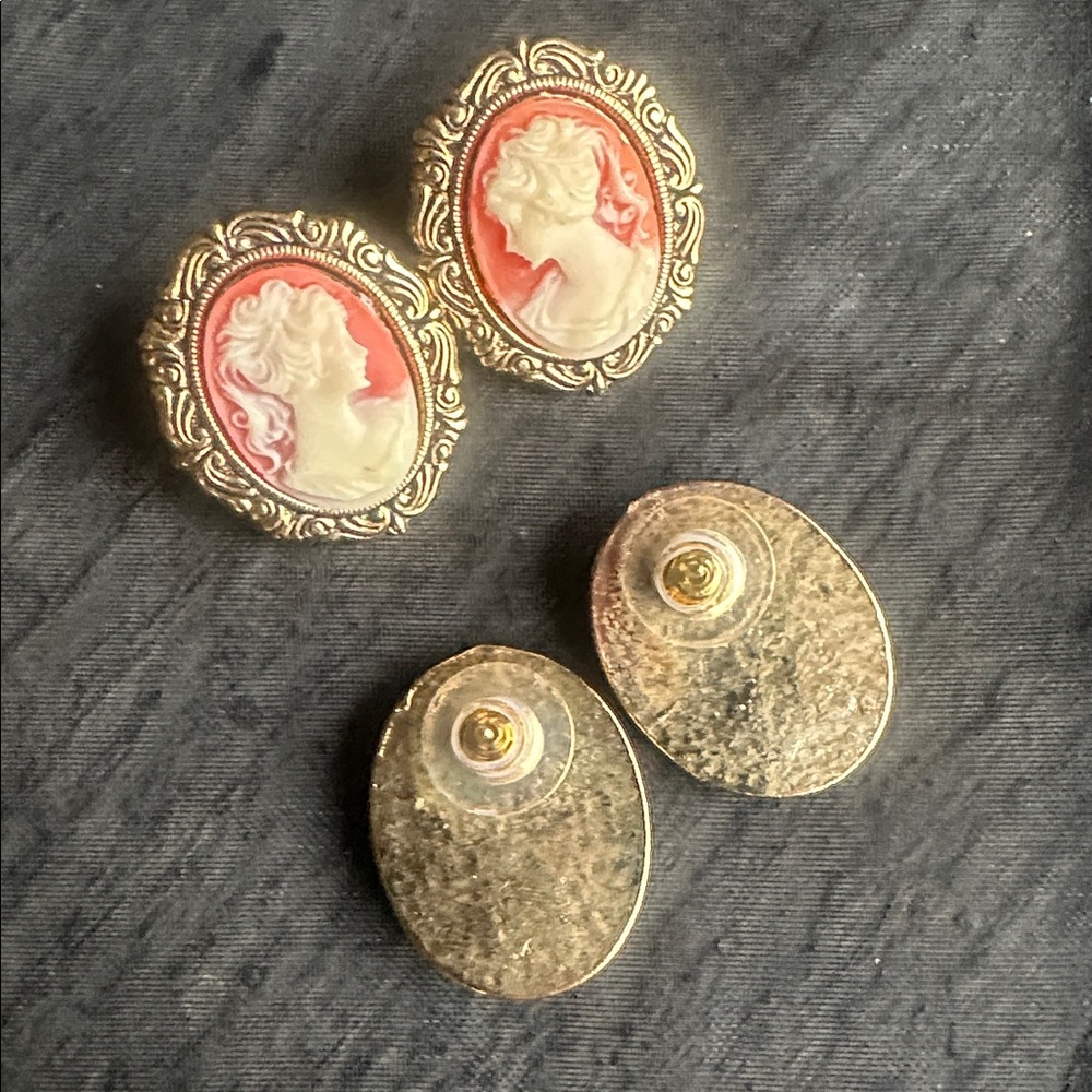Elegant Gold and Cameo Earrings Set - Picture 4 of 13